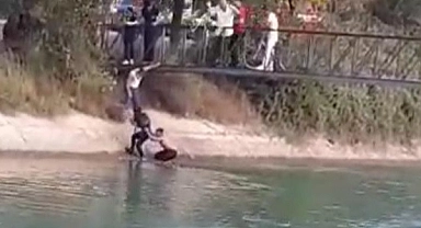 Sulama kanalına düşen kadını vatandaşlar kurtardı