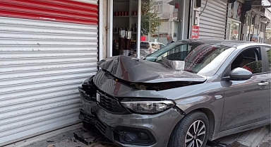 Üzerine elektrik direği düşen kadın ağır yaralandı