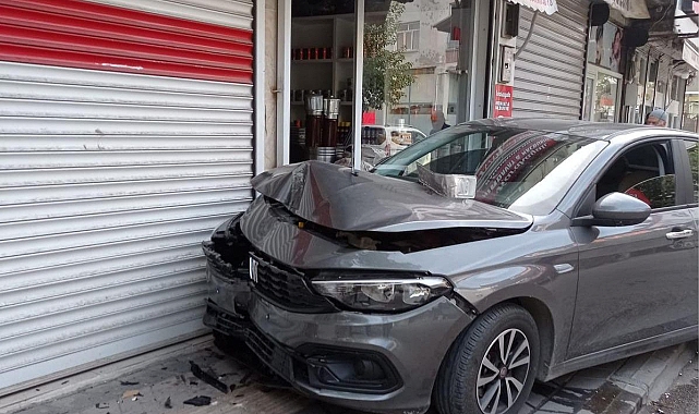 Üzerine elektrik direği düşen kadın ağır yaralandı