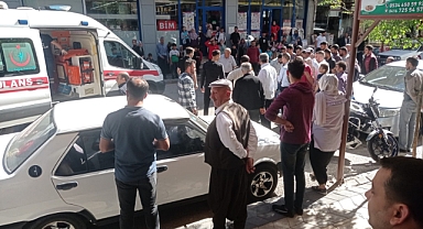 Yolun karşısına geçen yayalara otomobil çarptı: 1 yaralı