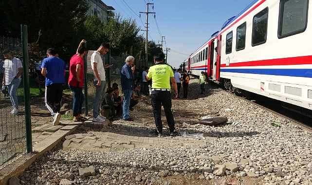 Yolun karşısına geçmeye çalışan adama tren çarptı
