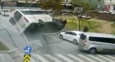 5 aracın karıştığı kazada 10 kişi yaralandı: O anlar kamerada