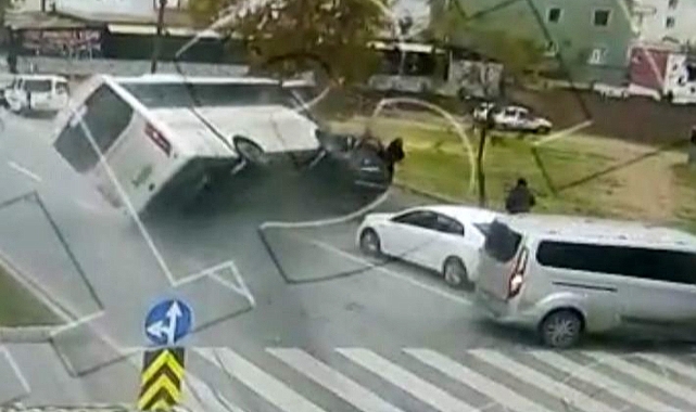 5 aracın karıştığı kazada 10 kişi yaralandı: O anlar kamerada
