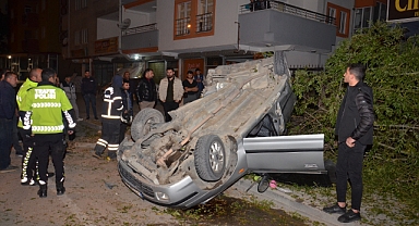 Ağaca çarpıp takla atan otomobilin sürücüsü ağır yaralandı