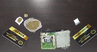 Araba teybinin içinden uyuşturucu çıktı