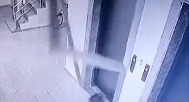 Asansör kenarındaki mermer düştü, çocuk kıl payı kurtuldu