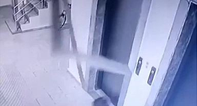 Asansör kenarındaki mermer düştü, çocuk kıl payı kurtuldu