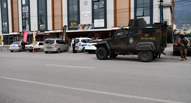 Barışmak için çağırdığı yengesini öldürdü, 2 akrabasını da rehin aldı