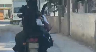 Eline serum takılı çocuğunu elektrikli bisikletle taşıdı