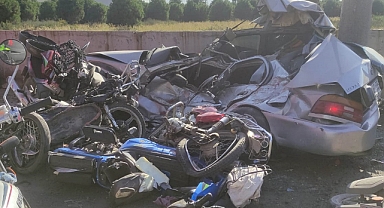 Freni boşalan tır, otomobil ile 15 motosikleti ezdi