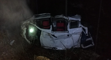 Hafif ticari araç kaza yaptı: 1 ölü, 1 yaralı