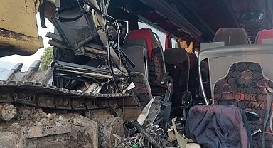 İş makinesini taşıyan tır kaza yaptı: 1 ölü, 10 yaralı