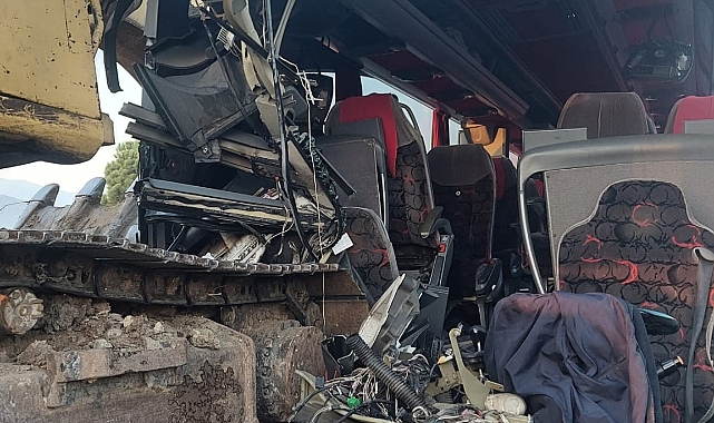 İş makinesini taşıyan tır kaza yaptı: 1 ölü, 10 yaralı