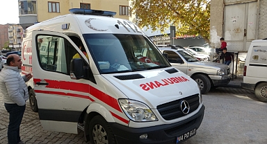 Kedileri kovalarken birinci kattan aşağı düştü