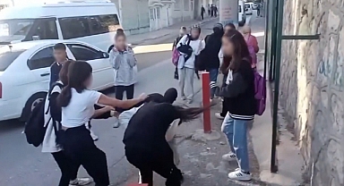 Kız öğrenciler tekme yumrukla birbirine girdiler