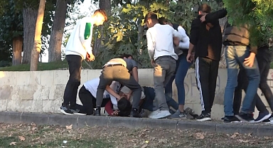 Kızlı, erkekli kavgada yumruk ve tekmeler havada uçuştu