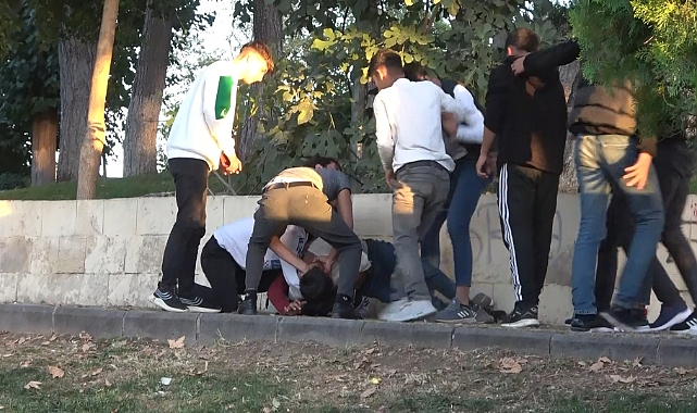 Kızlı, erkekli kavgada yumruk ve tekmeler havada uçuştu