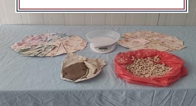 Klozetten yüzlerce uyuşturucu hap çıktı