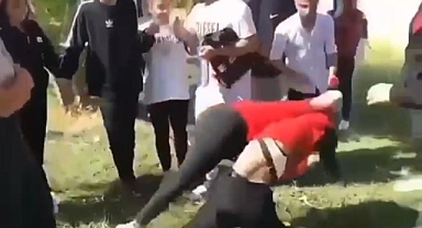 Lise öğrencisi iki genç kızın kavga etmesi anbean görüntülendi