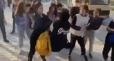 Liseli kızın feci şekilde dövülmesini gülerek izlediler