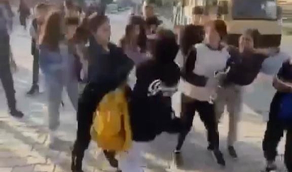 Liseli kızın feci şekilde dövülmesini gülerek izlediler