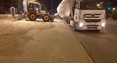 Nar yüklü tır devrilme tehlikesi yaşadı