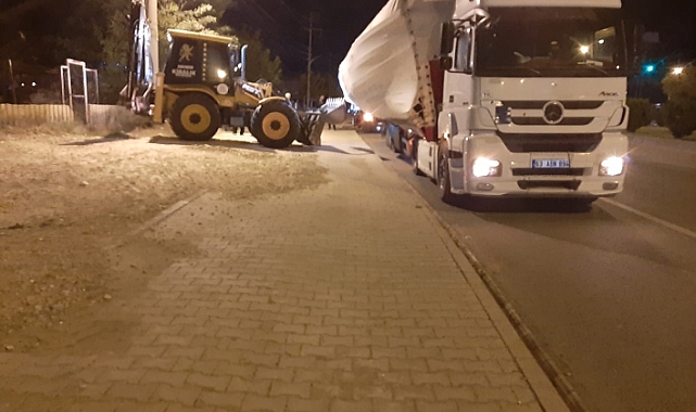 Nar yüklü tır devrilme tehlikesi yaşadı