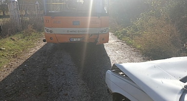 Otobüs ile otomobil çarpıştı: 2 yaralı