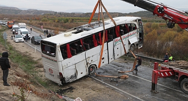 Otobüs kaza yaptı 1'i ağır 10 kişi yaralandı
