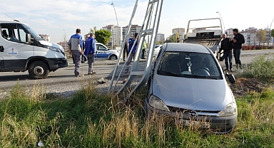 Otomobil, kaldırımda yürüyen yaşlı çifte çarptı: 1 ölü, 2 yaralı