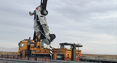 Otomobil tahliye kanalına uçtu: 3 ölü