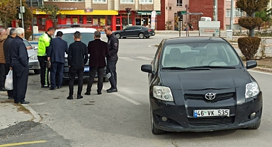 Otomobil yolun karşısına geçmek isteyen çocuğa çarptı