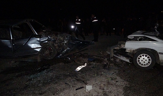 Otomobiller kafa kafaya çarpıştı! 2 ölü, 5 yaralı