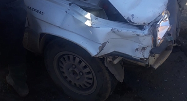 Otomobiller kavşakta kafa kafaya çarpıştı: 5 yaralı