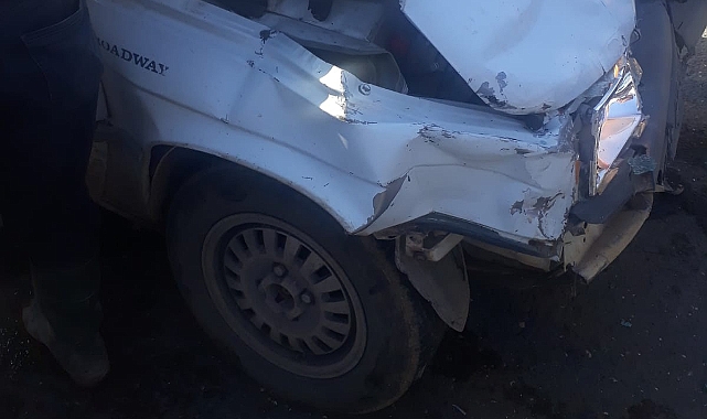 Otomobiller kavşakta kafa kafaya çarpıştı: 5 yaralı