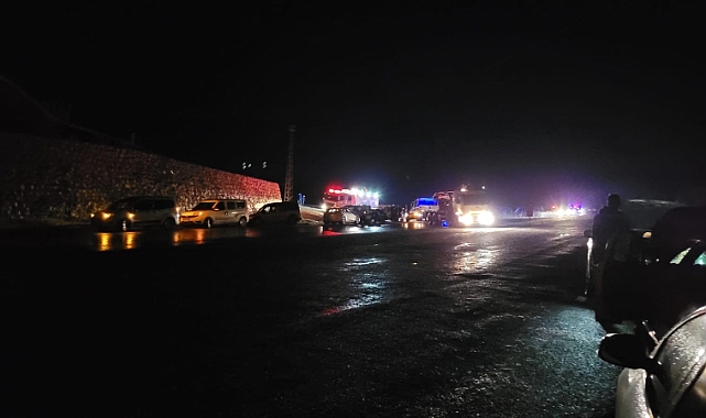 Polis aracı kaza yaptı: 17 hafif yaralı