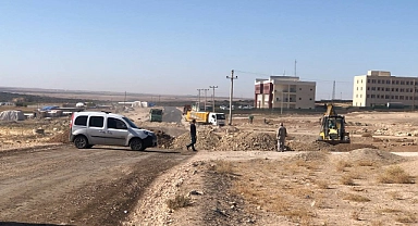 Şanlıurfa'da kamyonlarla toprak döküp yolu kapattılar