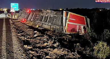 Şanlıurfa'da tır devrildi, sürücü kıl payı kurtuldu!