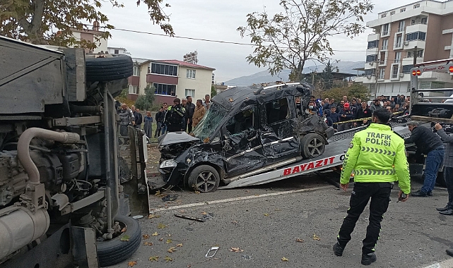 Servis minibüsü ile hafif ticari araç çarpıştı!