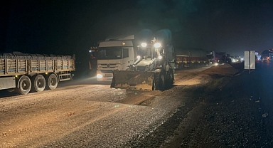 Siverek-Diyarbakır karayolunda tır devrildi