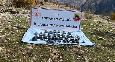 Terör örgütü PKK'ya ait toprağa gömülü telsizler ele geçirildi