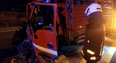 Tıra çarpan kamyonetin sürücüsü hayatını kaybetti