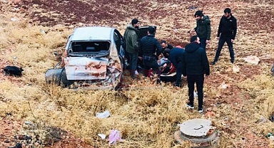 Urfa'da kontrolden çıkan araç tarlaya uçtu: 2 yaralı