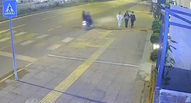 Yolda yürüyen kızların yüzüne yabancı cisim atıp kaçtılar