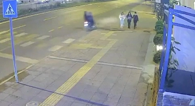 Yolda yürüyen kızların yüzüne yabancı cisim atıp kaçtılar