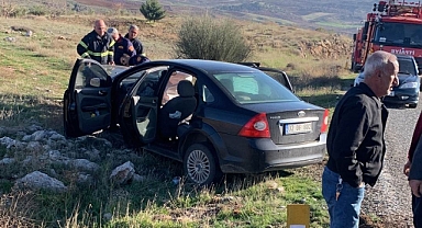 2 otomobil kafa kafaya çarpıştı: 3 yaralı