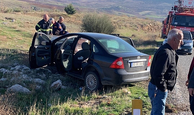 2 otomobil kafa kafaya çarpıştı: 3 yaralı