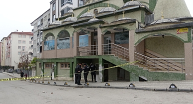 Abdest almak için girdiği camide silahla vuruldu