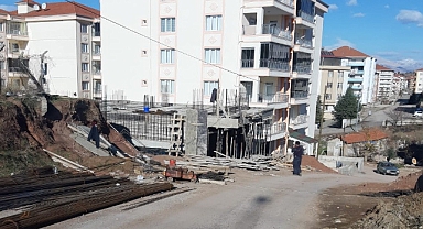 Asansör boşluğuna düşen işçi yaralandı