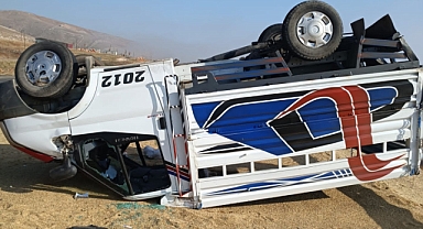 Bariyerlere çarpan kamyonet ters döndü: 1 yaralı